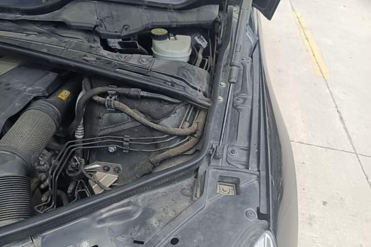 Used Mercedes-Benz R-Class 2011 R 300 L Business Model Engine Bay Left