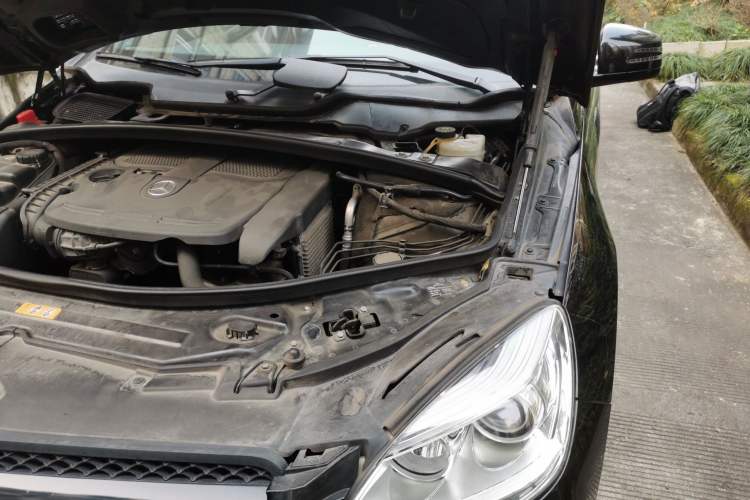 Used Mercedes-Benz R-Class 2011 R 350 L 4MATIC Engine Bay Left