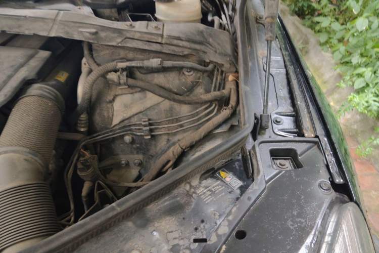 Used Mercedes-Benz R-Class 2011 R 300 L Business Model Engine Bay Left