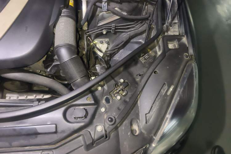 Used Mercedes-Benz R-Class 2011 R 300 L Business Model Engine Bay Left