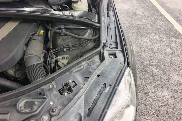 Used Mercedes-Benz R-Class 2011 R 300 L Business Model Engine Bay Left