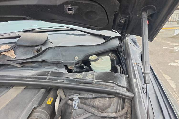 Used Mercedes-Benz R-Class 2011 R 300 L Business Model Engine Bay Left