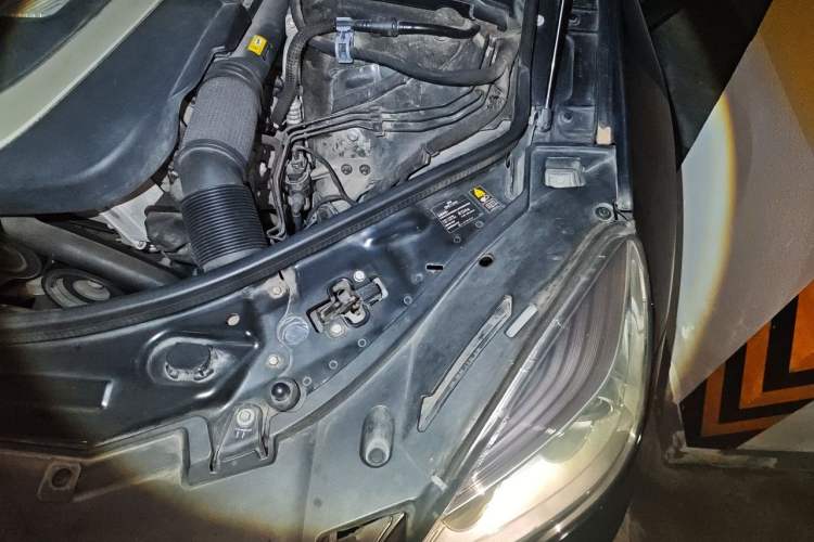 Used Mercedes-Benz R-Class 2011 R 350 L 4MATIC Engine Bay Left