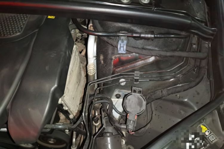 Used Mercedes-Benz R-Class 2011 R 350 L 4MATIC Engine Bay Left