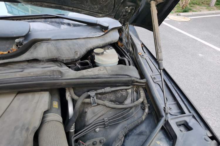 Used Mercedes-Benz R-Class 2011 R 300 L Business Model Engine Bay Left