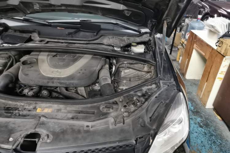 Used Mercedes-Benz R-Class 2011 R 300 L Business Model Engine Bay Left