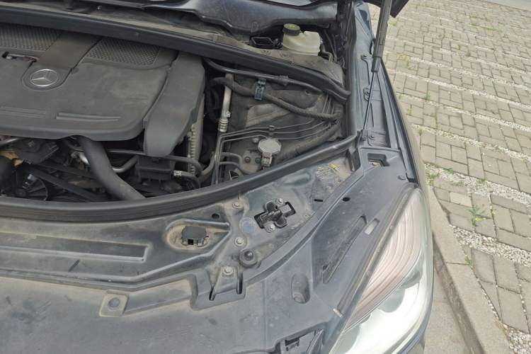 Used Mercedes-Benz R-Class 2011 R 350 L 4MATIC Engine Bay Left