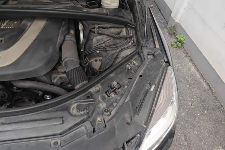 Used Mercedes-Benz R-Class 2011 R 300 L Luxury Model Engine Bay Left
