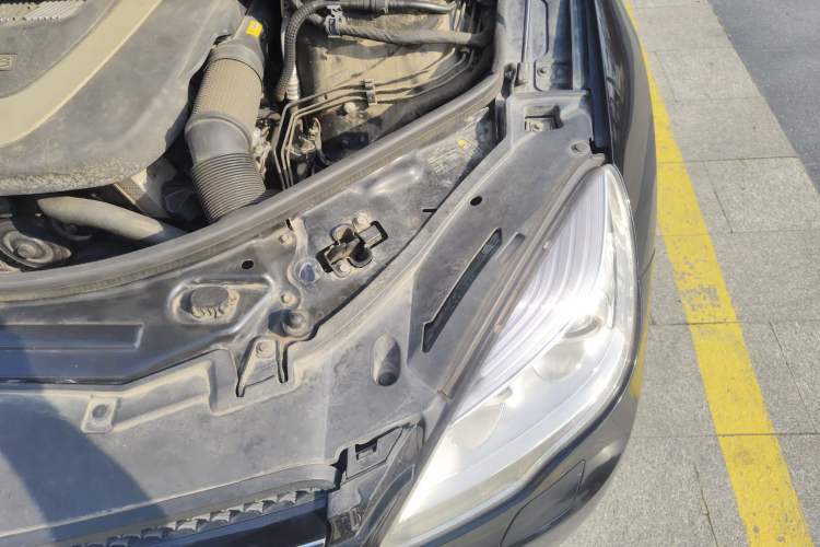 Used Mercedes-Benz R-Class 2011 R 350 L 4MATIC Engine Bay Left