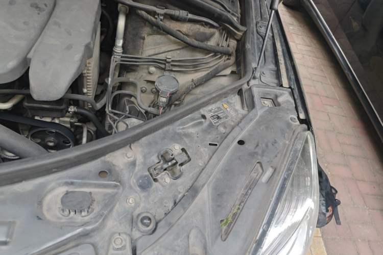 Used Mercedes-Benz R-Class 2011 R 350 L 4MATIC Engine Bay Left