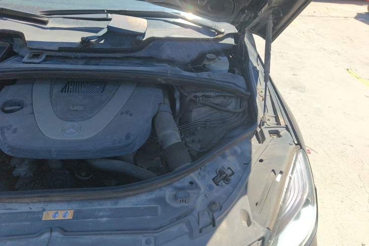 Used Mercedes-Benz R-Class 2011 R 300 L Business Model Engine Bay Left