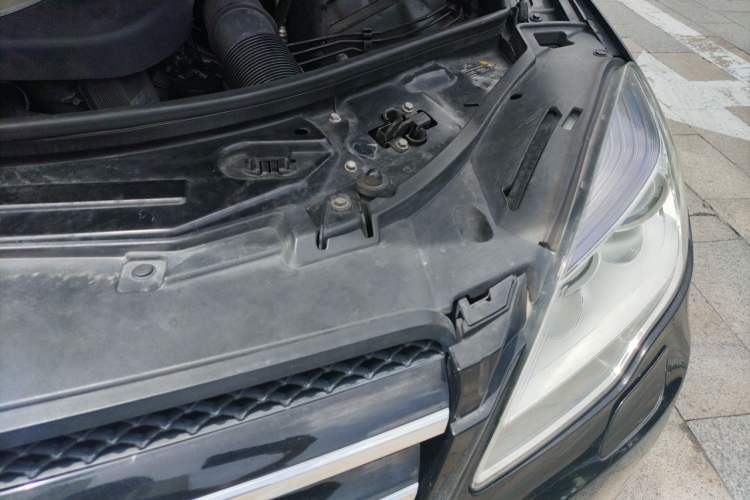 Used Mercedes-Benz R-Class 2011 R 300 L Business Model Engine Bay Left