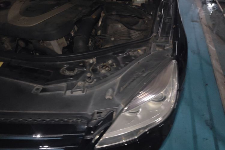 Used Mercedes-Benz R-Class 2011 R 300 L Business Model Engine Bay Left