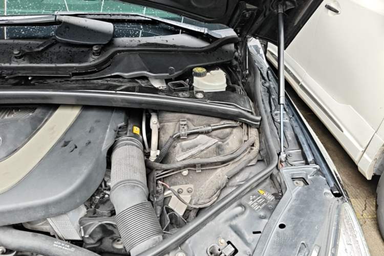 Used Mercedes-Benz R-Class 2011 R 350 L 4MATIC Engine Bay Left