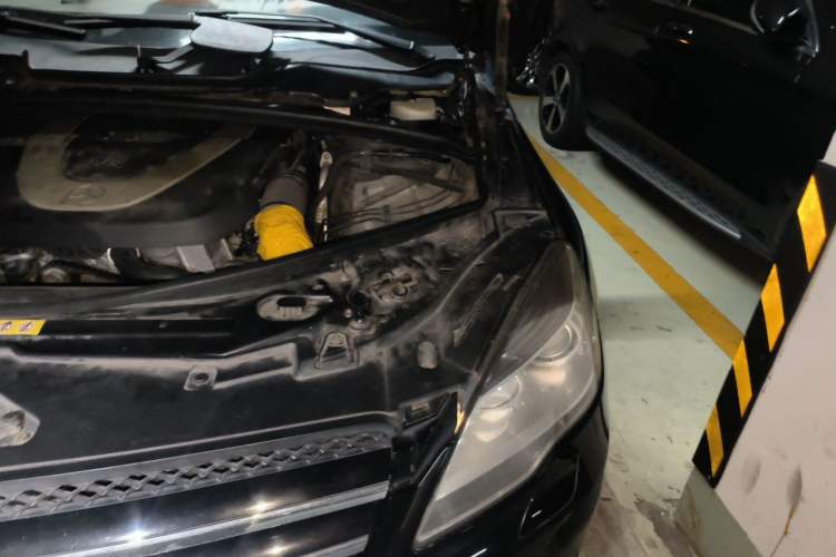 Used Mercedes-Benz R-Class 2011 R 300 L Business Model Engine Bay Left