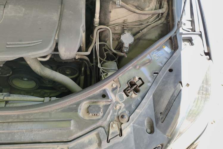 Used Mercedes-Benz R-Class 2011 R 350 L 4MATIC Engine Bay Left