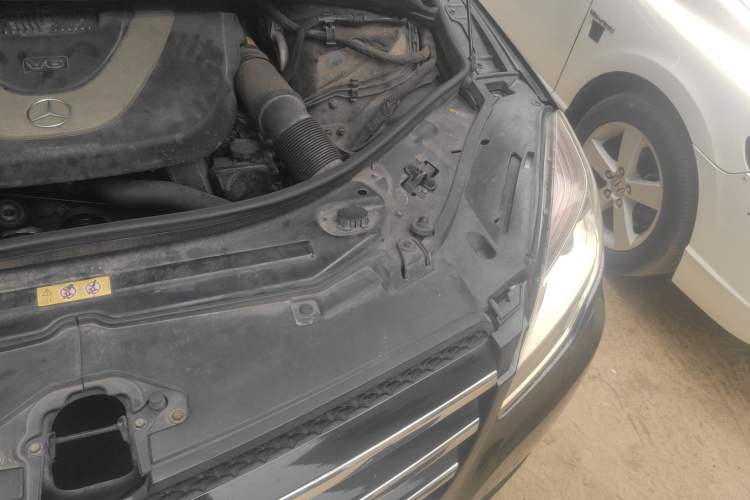 Used Mercedes-Benz R-Class 2011 R 300 L Business Model Engine Bay Left
