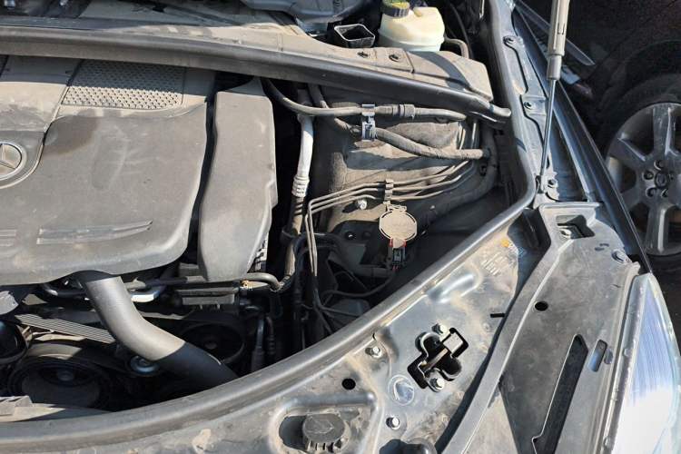 Used Mercedes-Benz R-Class 2011 R 350 L 4MATIC Engine Bay Left