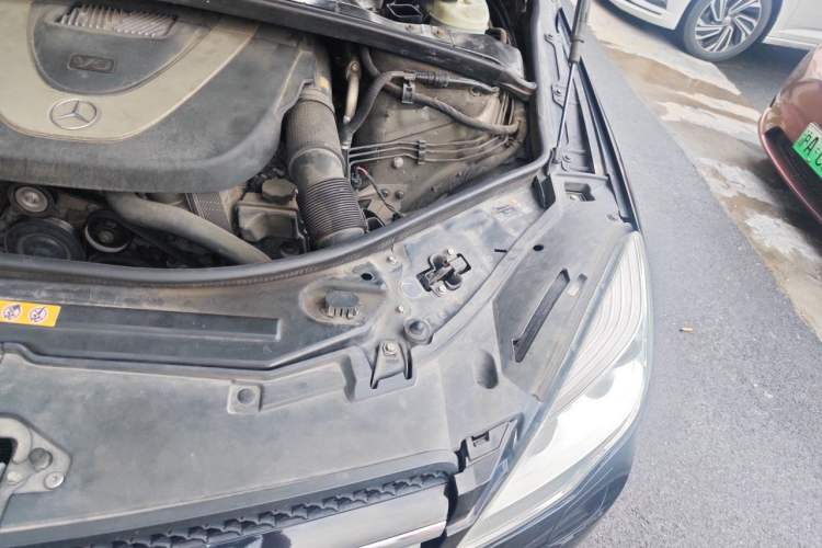 Used Mercedes-Benz R-Class 2011 R 300 L Business Model Engine Bay Left
