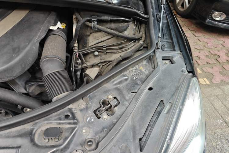 Used Mercedes-Benz R-Class 2011 R 300 L Business Model Engine Bay Left