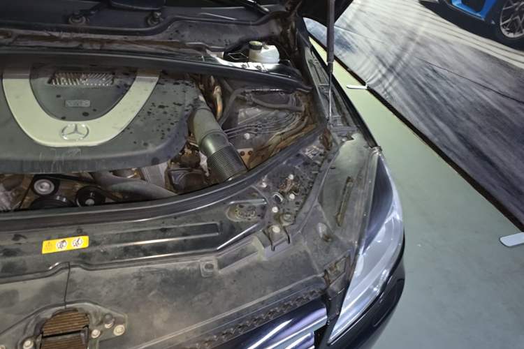 Used Mercedes-Benz R-Class 2011 R 300 L Business Model Engine Bay Left