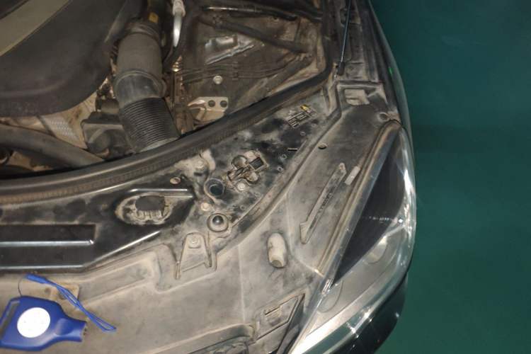 Used Mercedes-Benz R-Class 2011 R 350 L 4MATIC Engine Bay Left