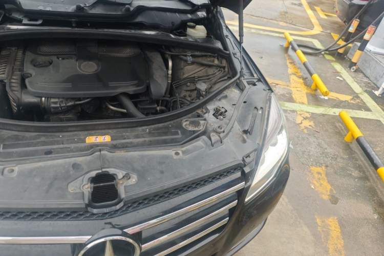 Used Mercedes-Benz R-Class 2011 R 350 L 4MATIC Engine Bay Left