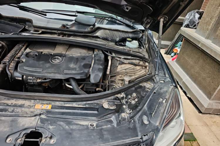 Used Mercedes-Benz R-Class 2011 R 350 L 4MATIC Engine Bay Left