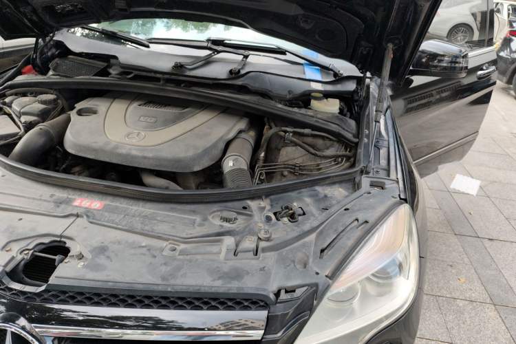 Used Mercedes-Benz R-Class 2011 R 350 L 4MATIC Engine Bay Left
