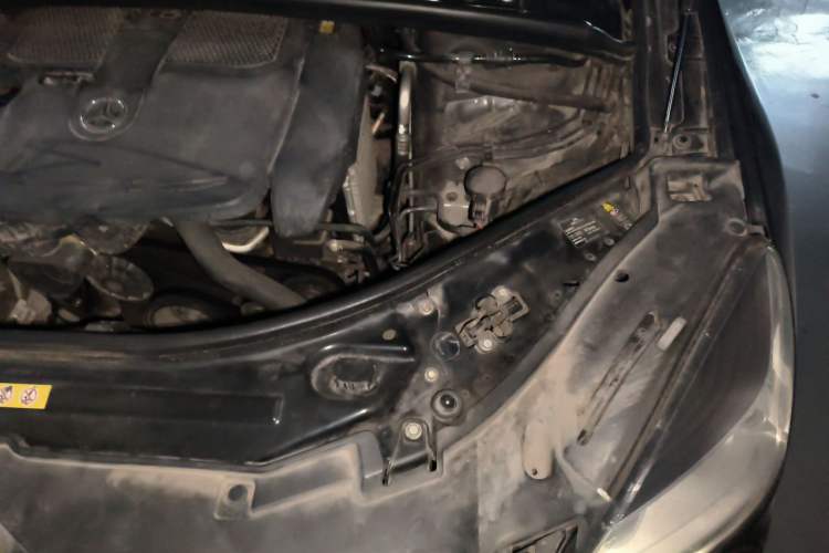 Used Mercedes-Benz R-Class 2011 R 350 L 4MATIC Engine Bay Left