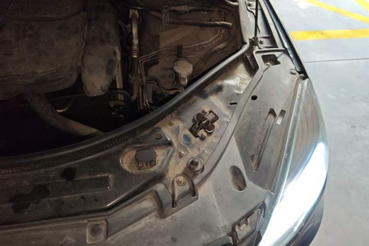 Used Mercedes-Benz R-Class 2011 R 350 L 4MATIC Engine Bay Left