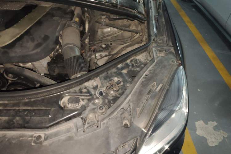 Used Mercedes-Benz R-Class 2011 R 300 L Business Model Engine Bay Left