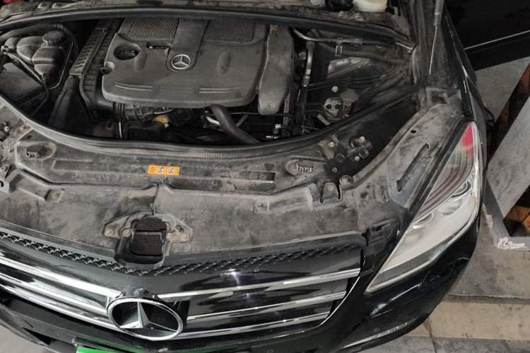 Used Mercedes-Benz R-Class 2011 R 350 L 4MATIC Engine Bay Left
