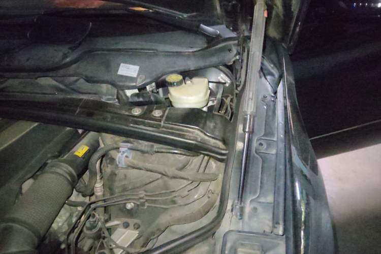 Used Mercedes-Benz R-Class 2011 R 350 L 4MATIC Engine Bay Left