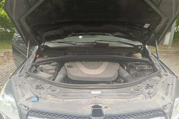 Used Mercedes-Benz R-Class 2011 R 300 L Business Model Engine Bay