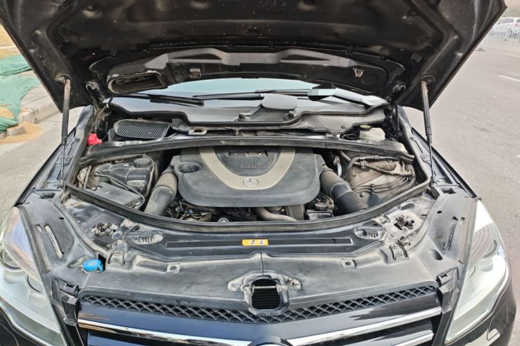 Used Mercedes-Benz R-Class 2011 R 300 L Business Model Engine Bay