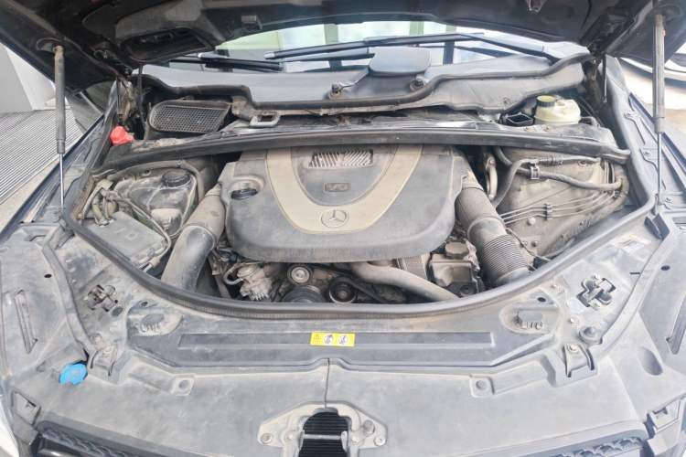 Used Mercedes-Benz R-Class 2011 R 300 L Business Model Engine Bay