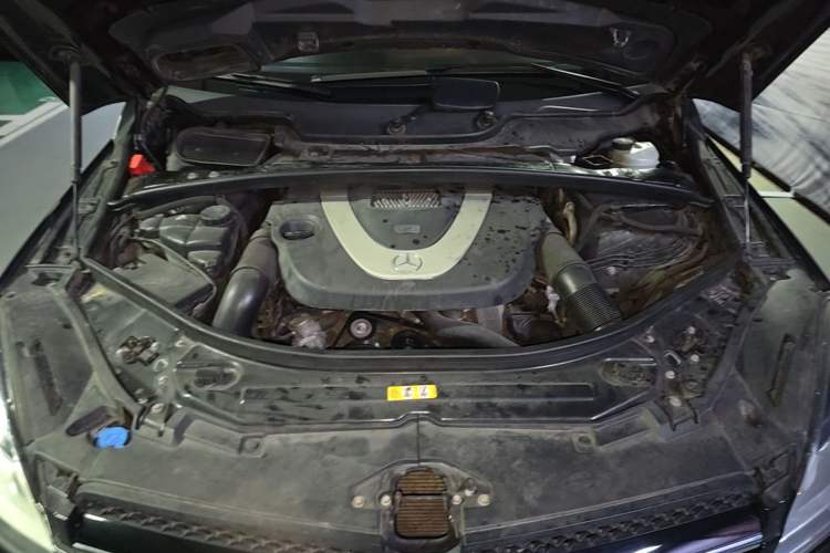 Used Mercedes-Benz R-Class 2011 R 300 L Business Model Engine Bay