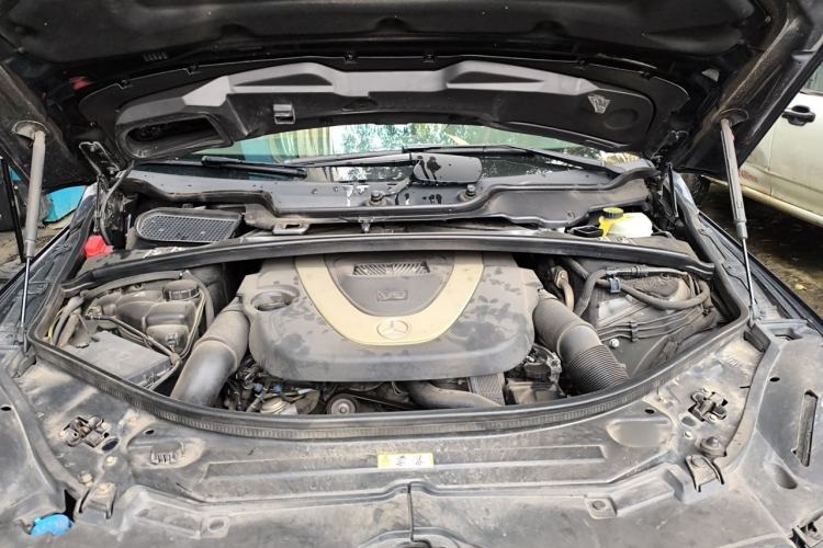 Used Mercedes-Benz R-Class 2011 R 300 L Business Model Engine Bay