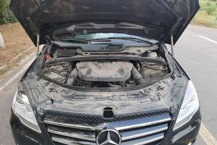 Used Mercedes-Benz R-Class 2011 R 300 L Business Model Engine Bay