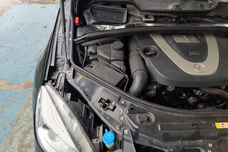 Used Mercedes-Benz R-Class 2011 R 350 L 4MATIC Engine Bay Right