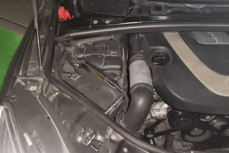 Used Mercedes-Benz R-Class 2011 R 350 L 4MATIC Engine Bay Right