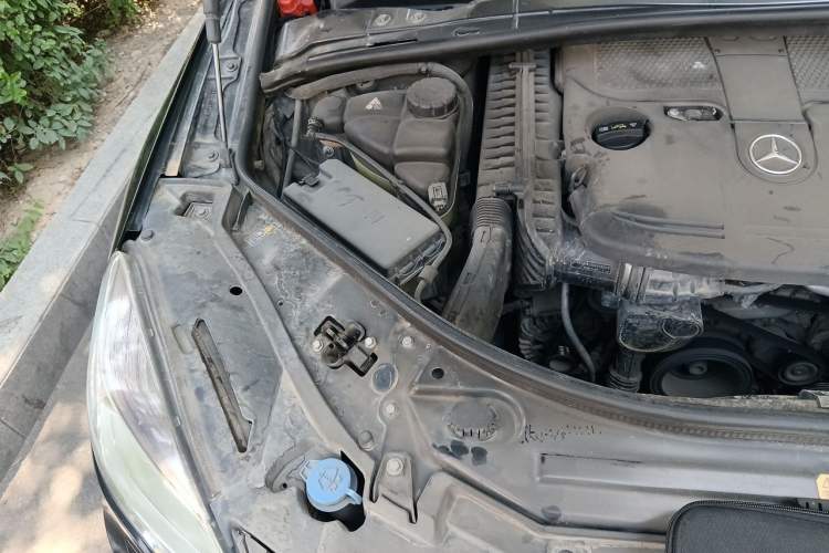 Used Mercedes-Benz R-Class 2011 R 350 L 4MATIC Engine Bay Right