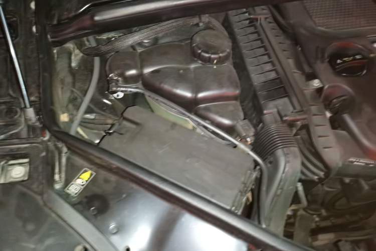 Used Mercedes-Benz R-Class 2011 R 350 L 4MATIC Engine Bay Right