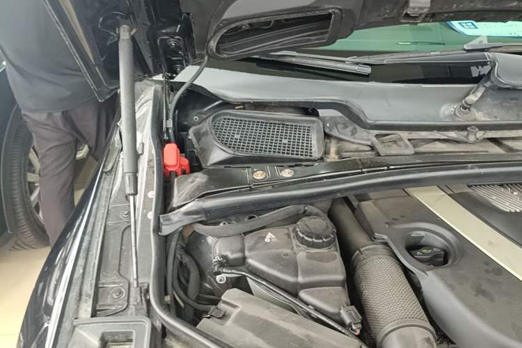Used Mercedes-Benz R-Class 2011 R 300 L Business Model Engine Bay Right