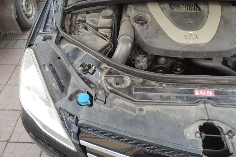 Used Mercedes-Benz R-Class 2011 R 350 L 4MATIC Engine Bay Right