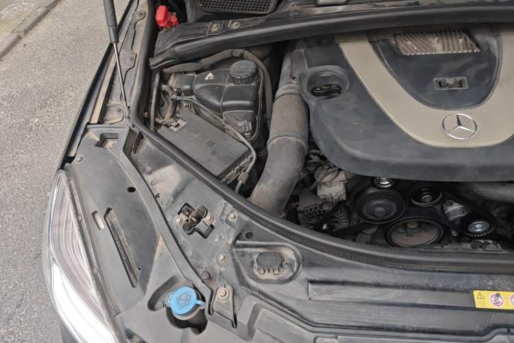 Used Mercedes-Benz R-Class 2011 R 300 L Luxury Model Engine Bay Right