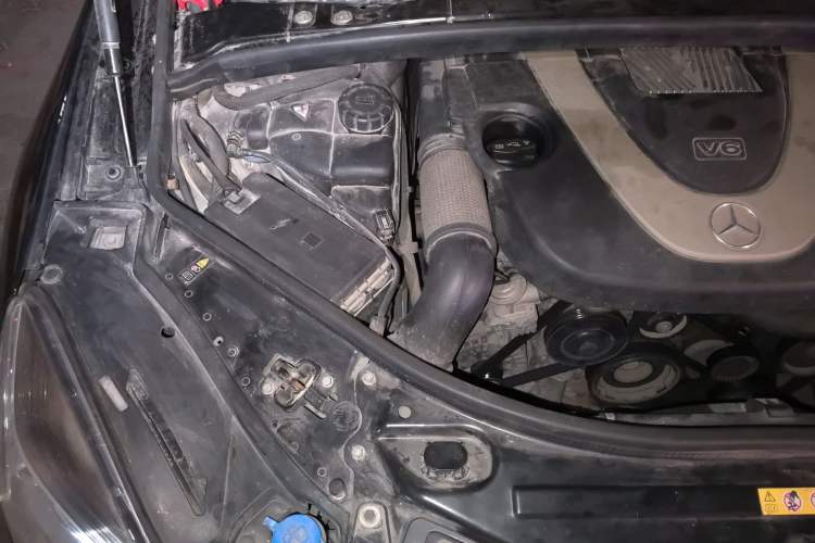 Used Mercedes-Benz R-Class 2011 R 350 L 4MATIC Engine Bay Right