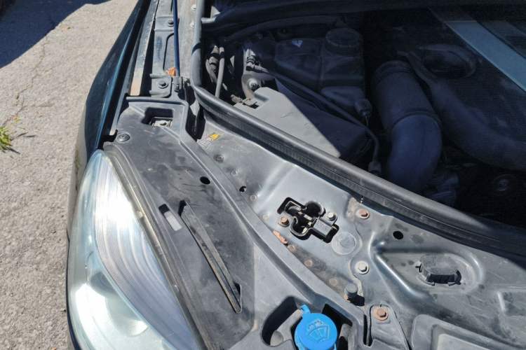Used Mercedes-Benz R-Class 2011 R 300 L Business Model Engine Bay Right