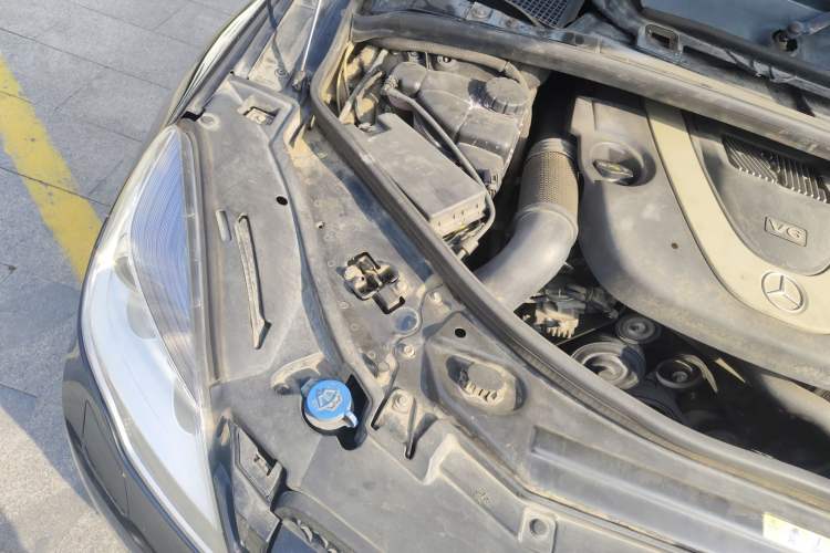 Used Mercedes-Benz R-Class 2011 R 350 L 4MATIC Engine Bay Right